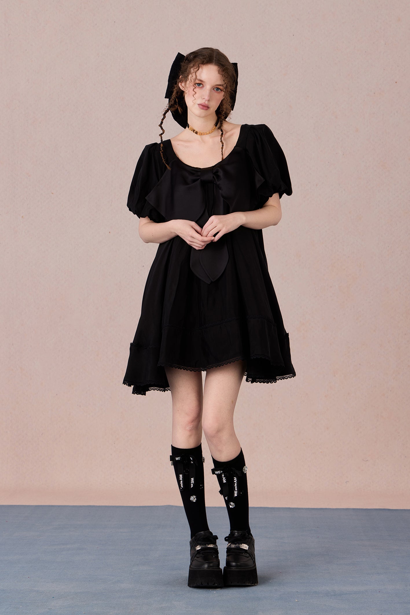 Feminine linen summer dress with lace hem and puff sleeves