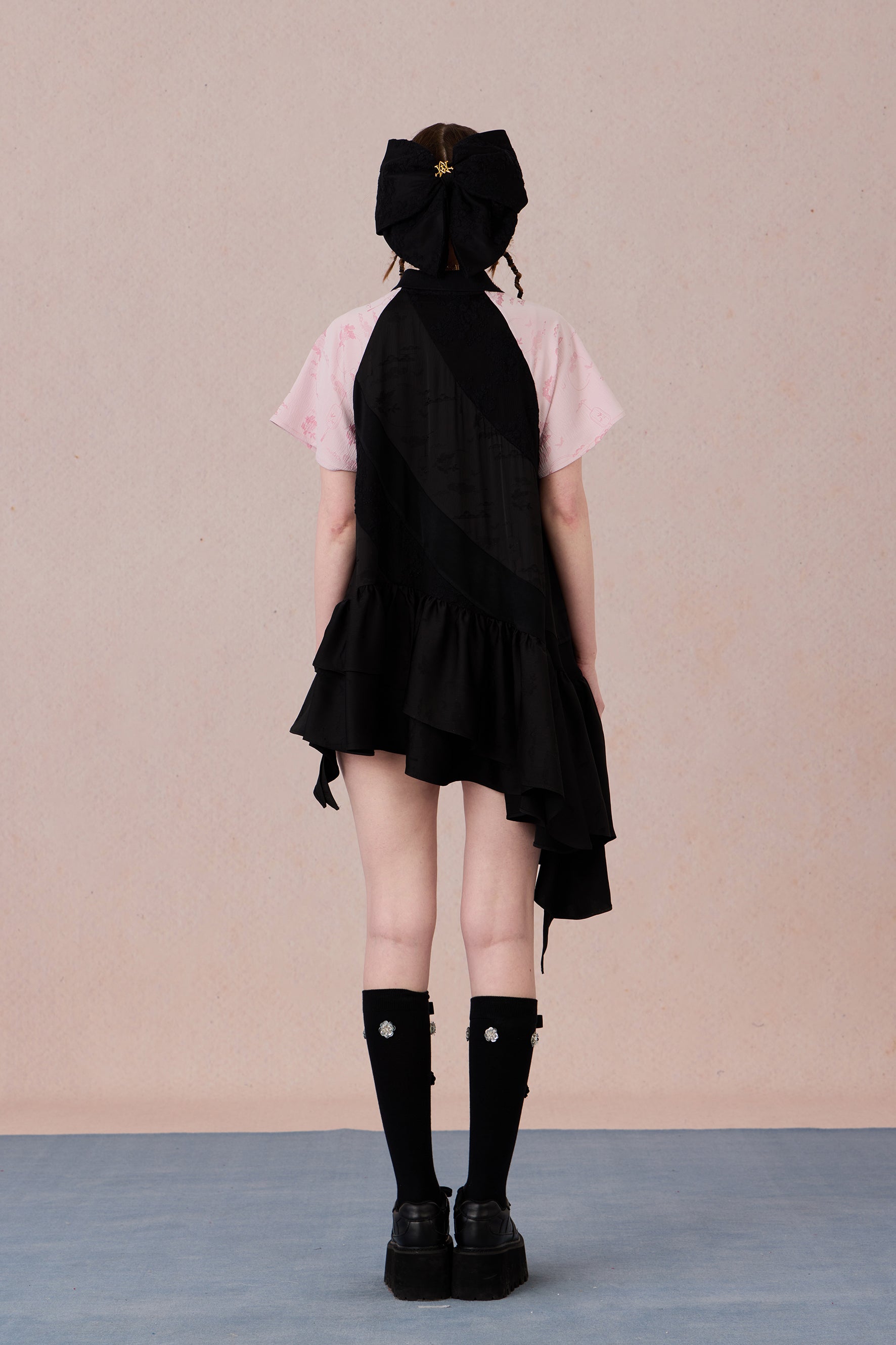 Model wearing loose-fit polo dress with layered spiral hem and embroidery – WEANCHEAM