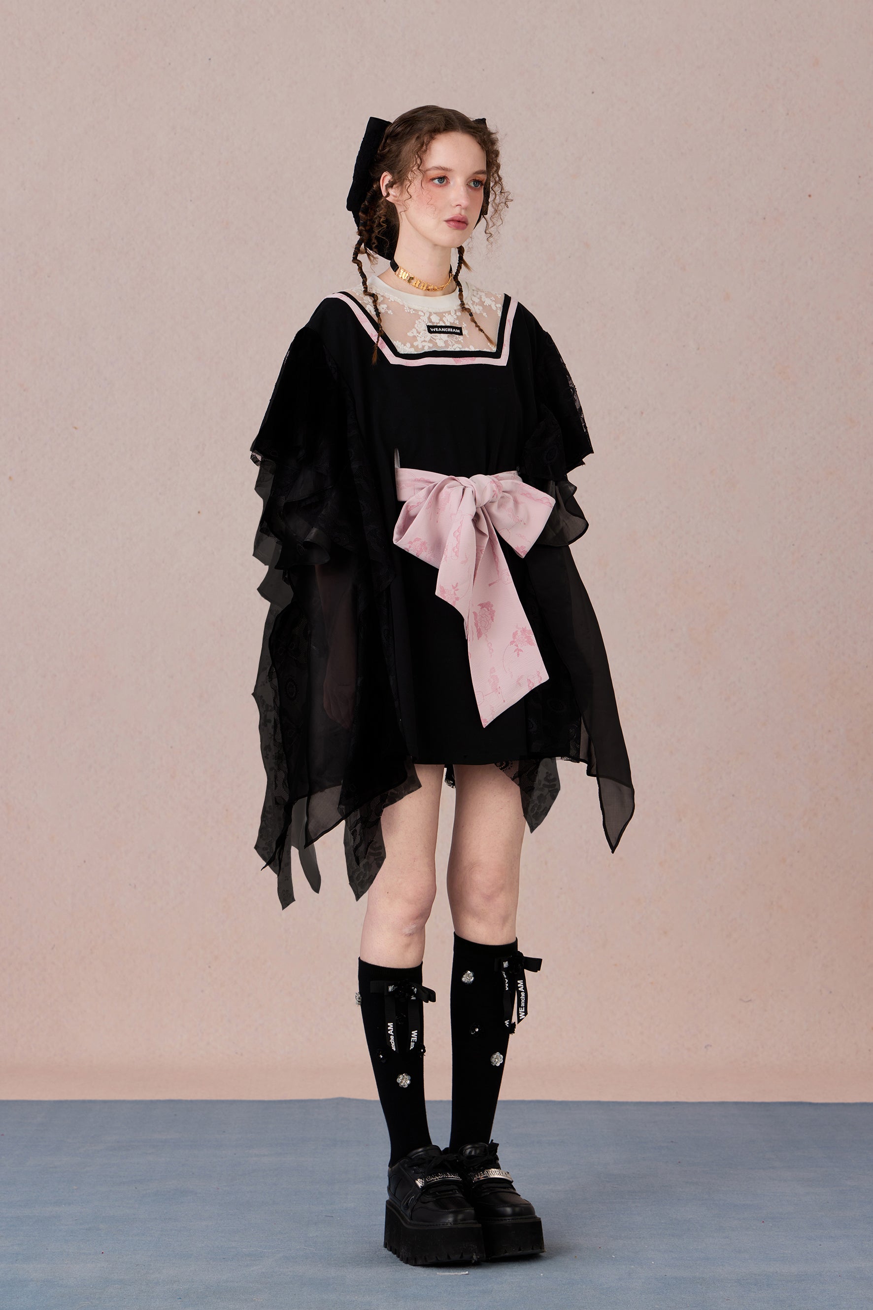 Relaxed fit cotton dress with lace insets along sleeves and back