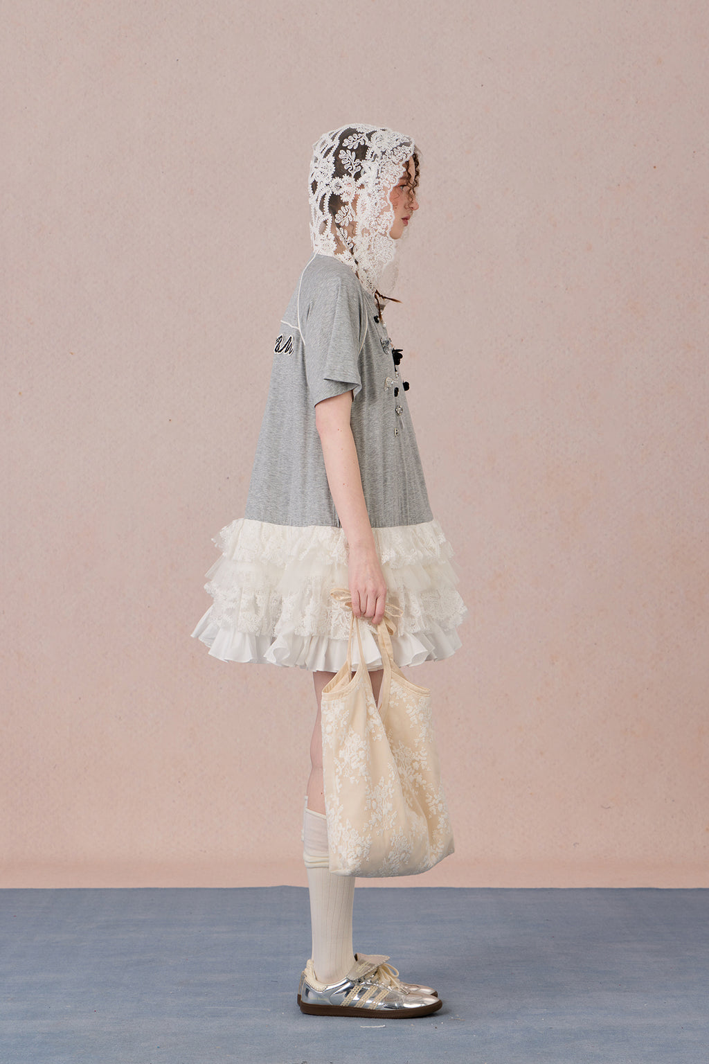  Loose-fit cotton summer dress with lace hood and appliqué
