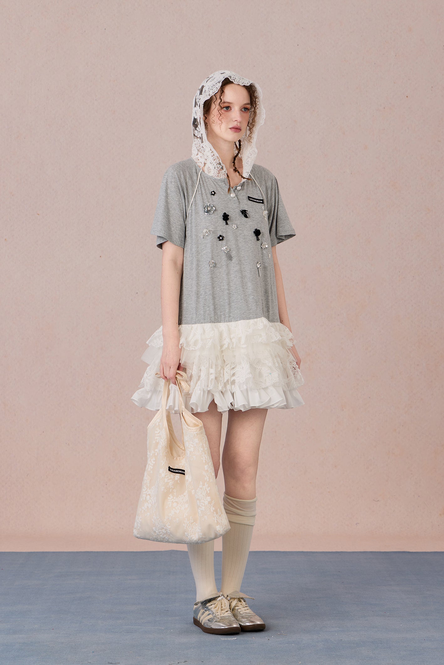  Loose-fit cotton summer dress with lace hood and appliqué