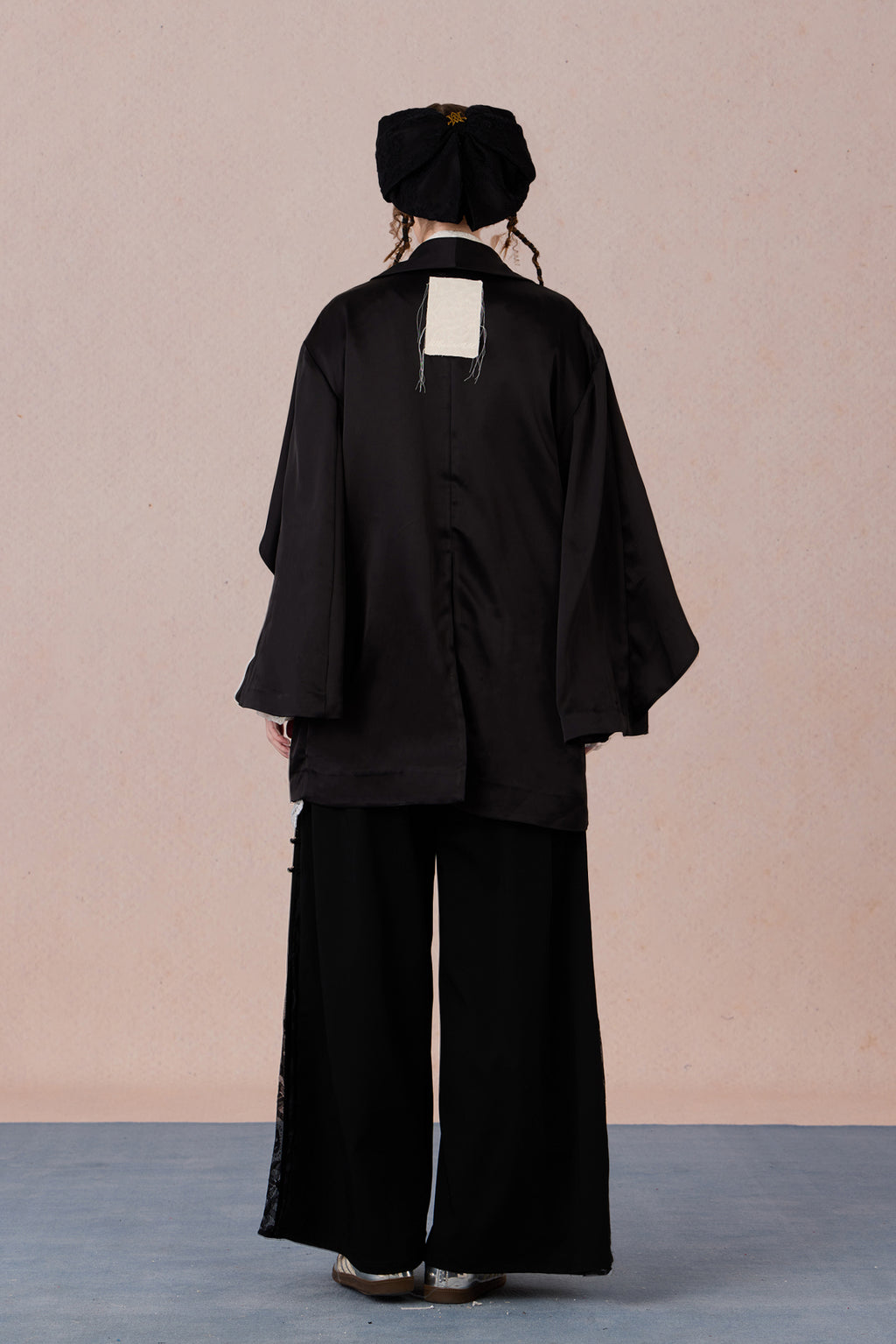 Versatile acetate blazer with 3D sleeve construction and clean hemline