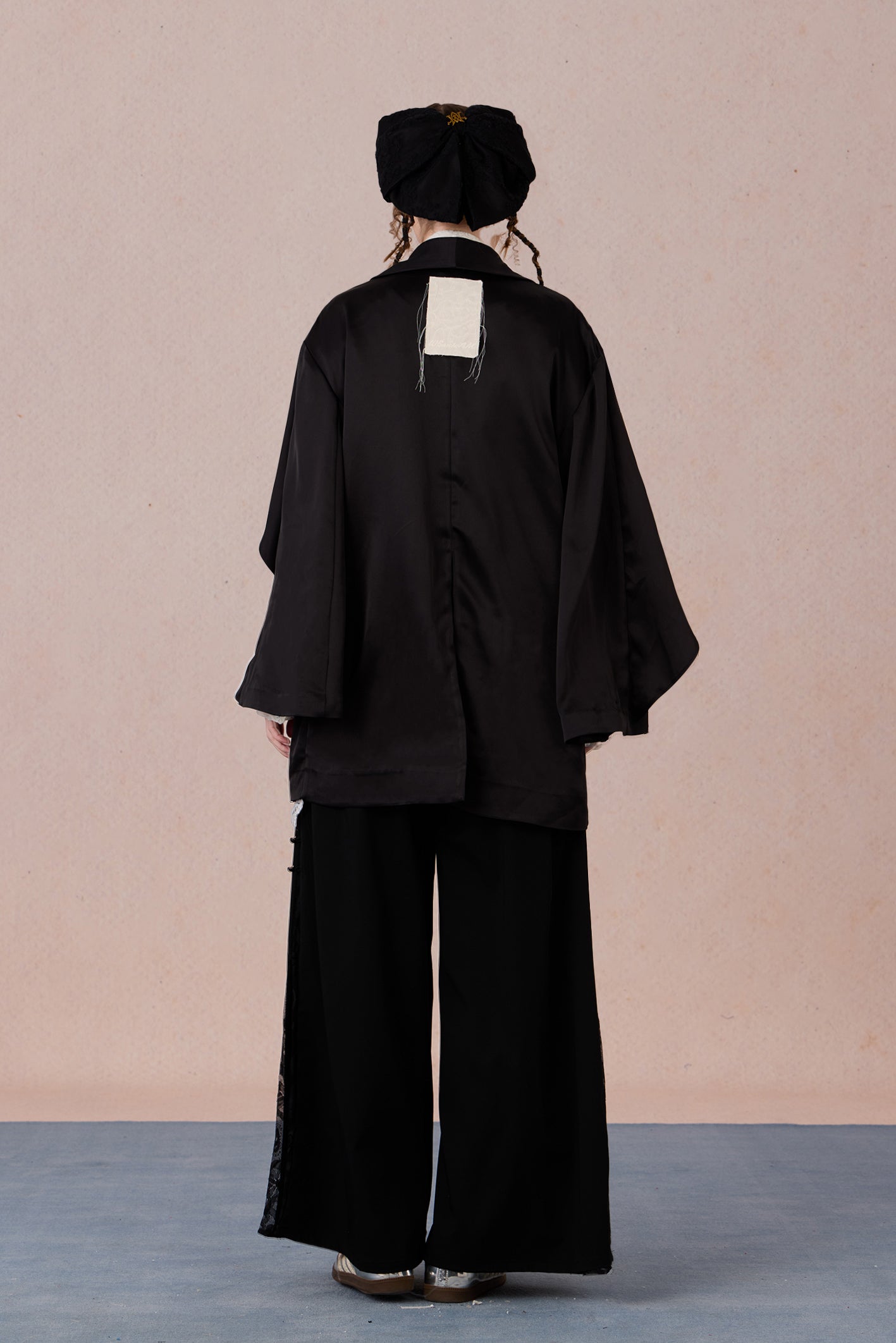Versatile acetate blazer with 3D sleeve construction and clean hemline