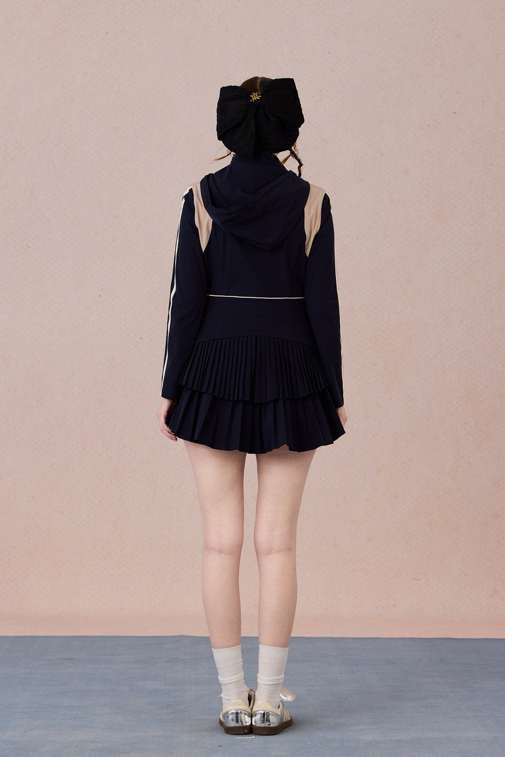  Functional hood design and shoulder contrast detail in quick-dry fabric