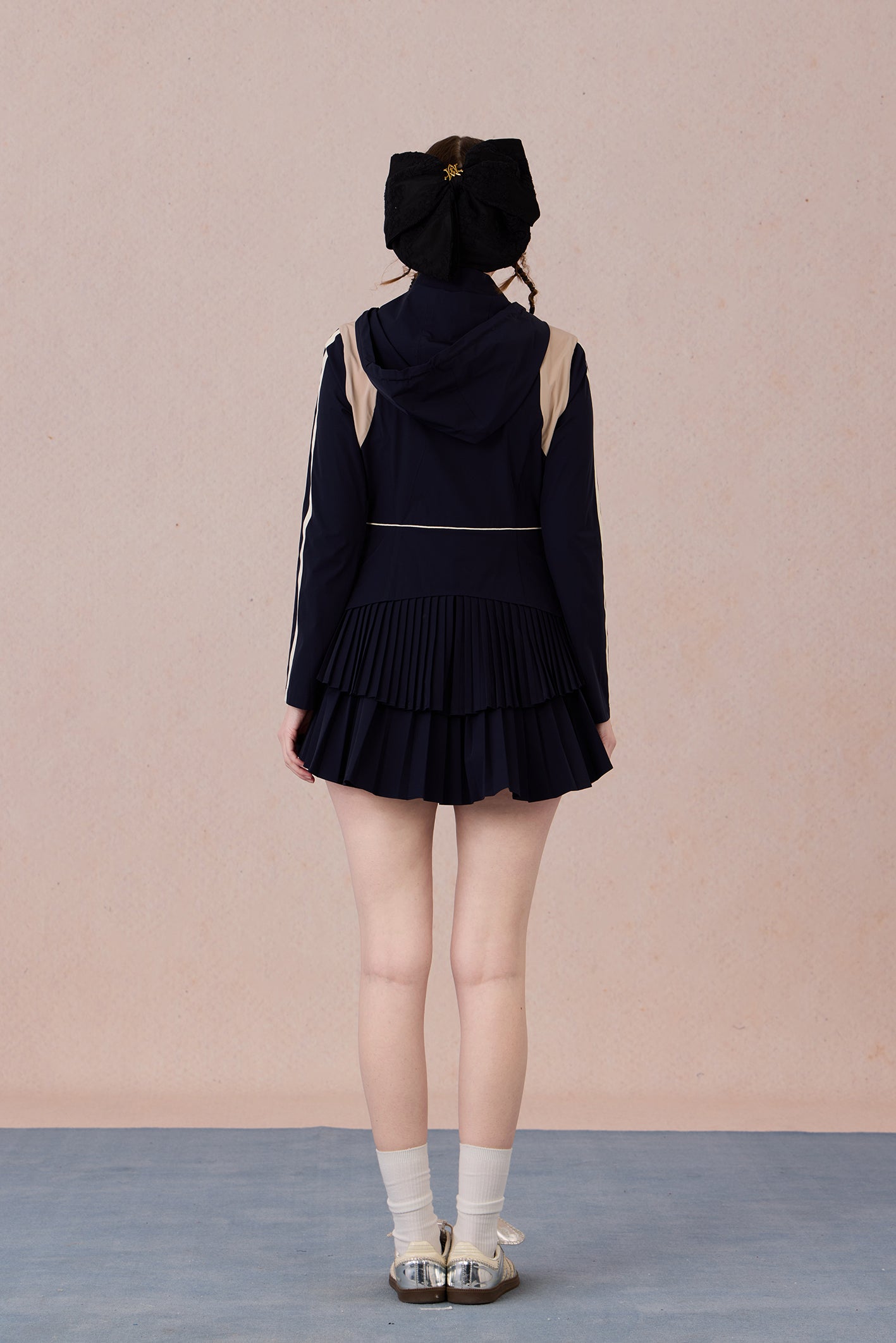  Functional hood design and shoulder contrast detail in quick-dry fabric
