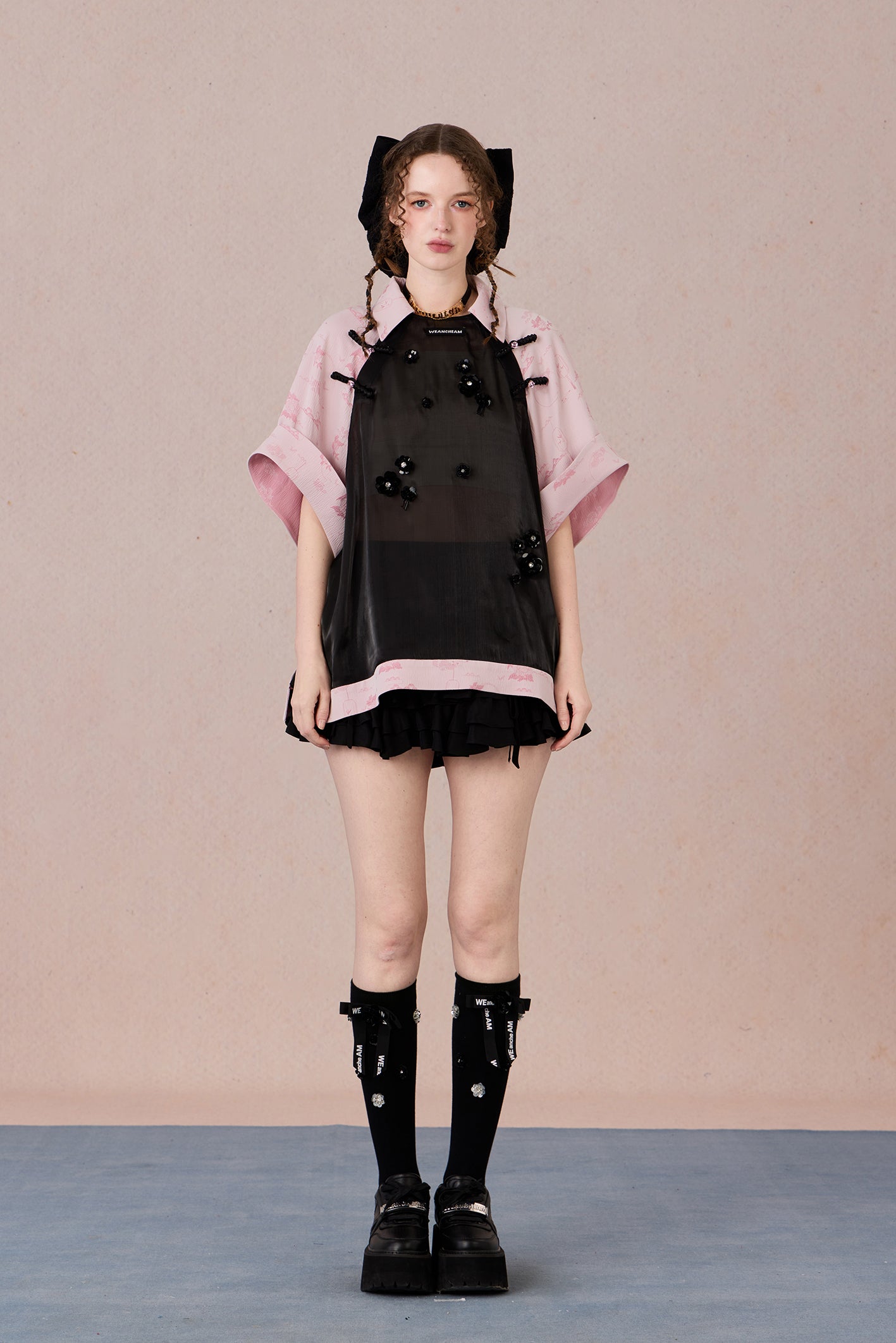  Loose-fit Chinese fashion top with modern color block sleeves