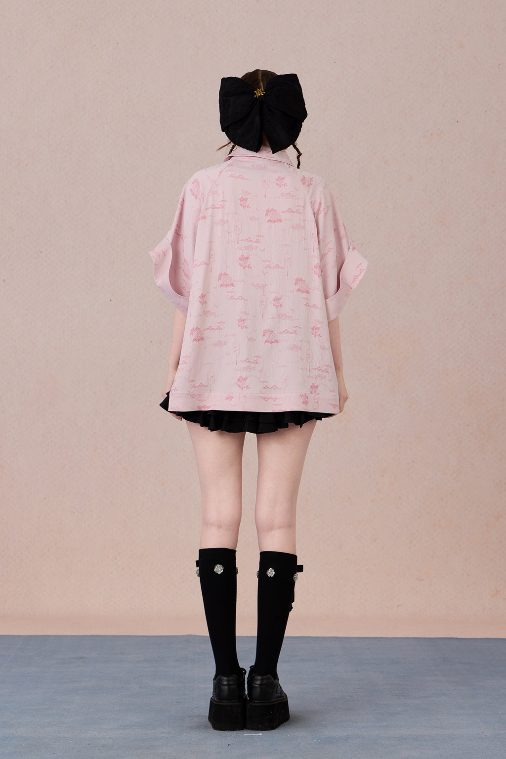  Loose-fit Chinese fashion top with modern color block sleeves