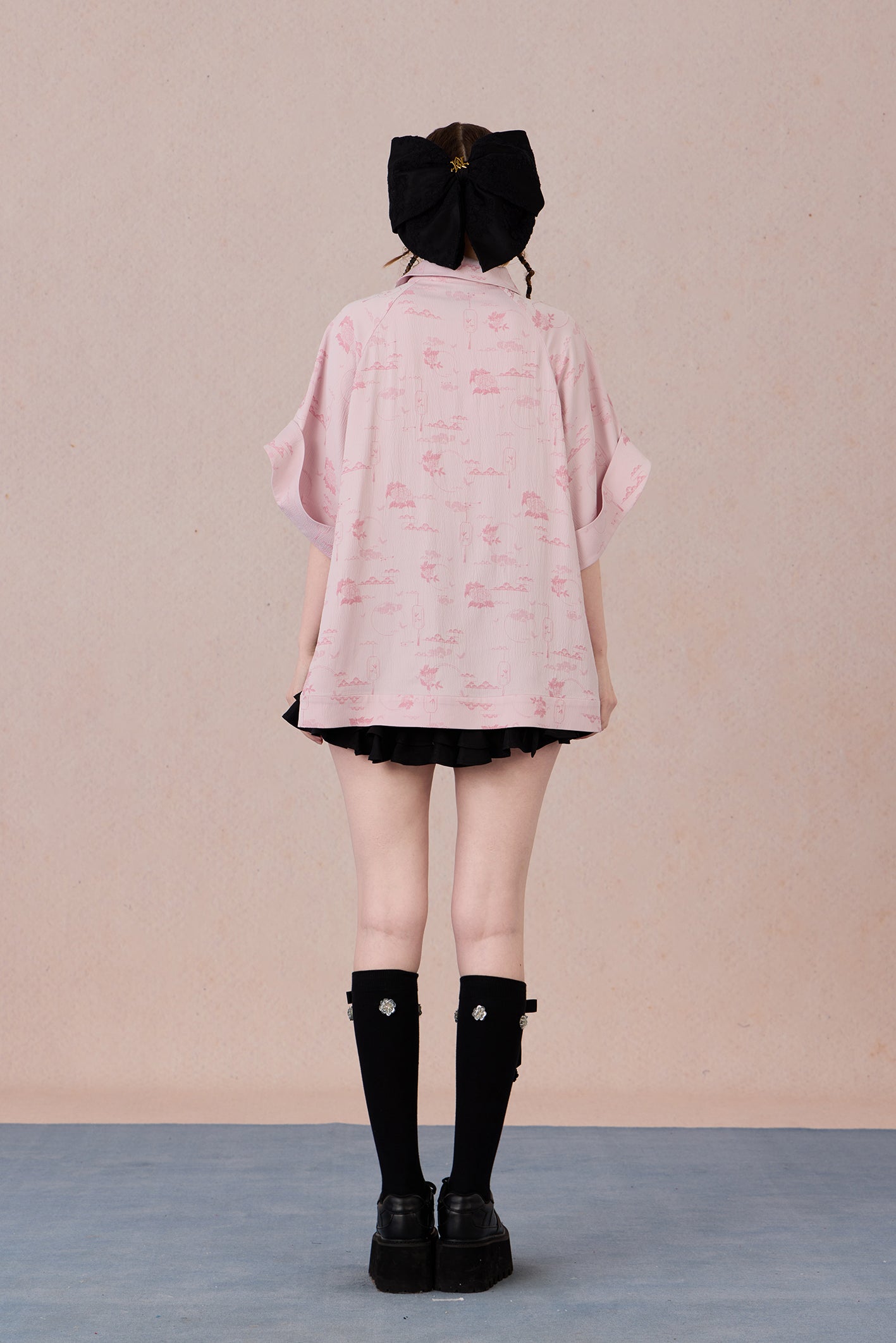  Loose-fit Chinese fashion top with modern color block sleeves