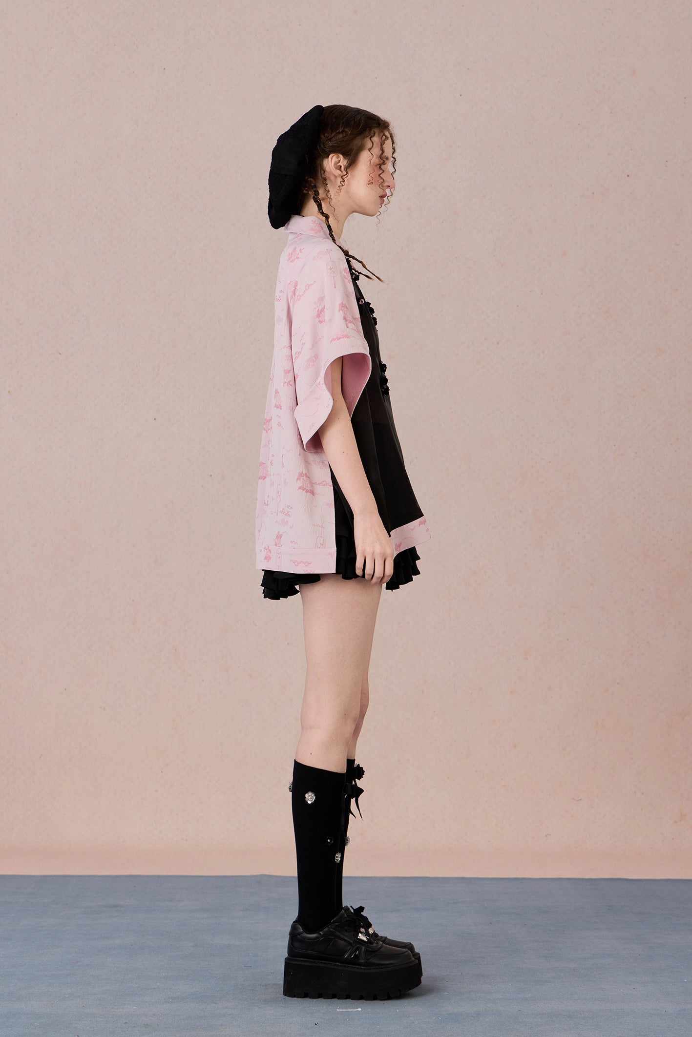  Loose-fit Chinese fashion top with modern color block sleeves