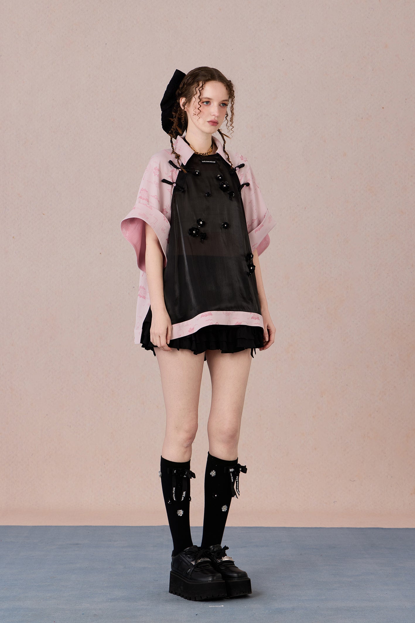  Loose-fit Chinese fashion top with modern color block sleeves