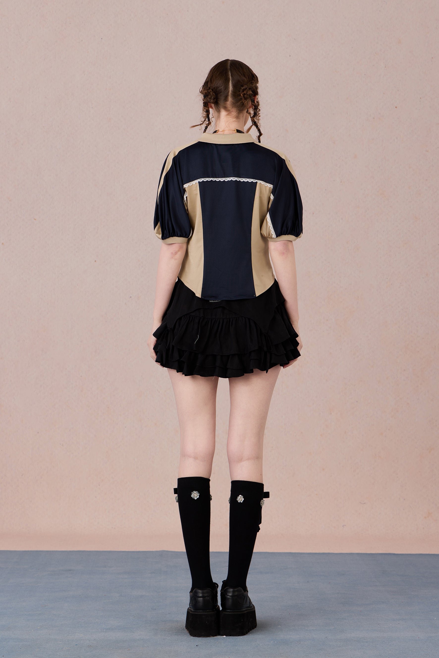 Athletic short top with minimalist contrast design