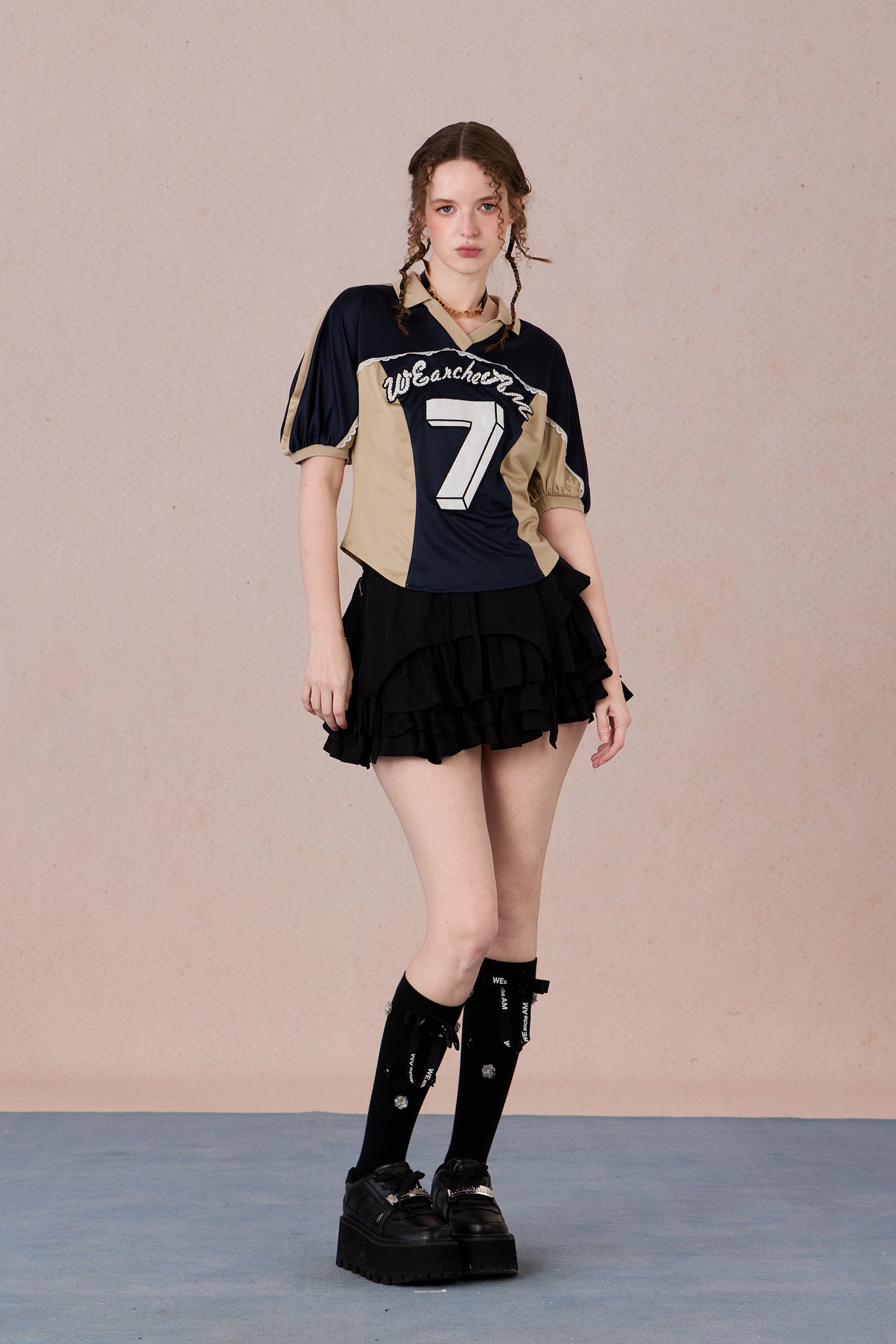 Athletic short top with minimalist contrast design