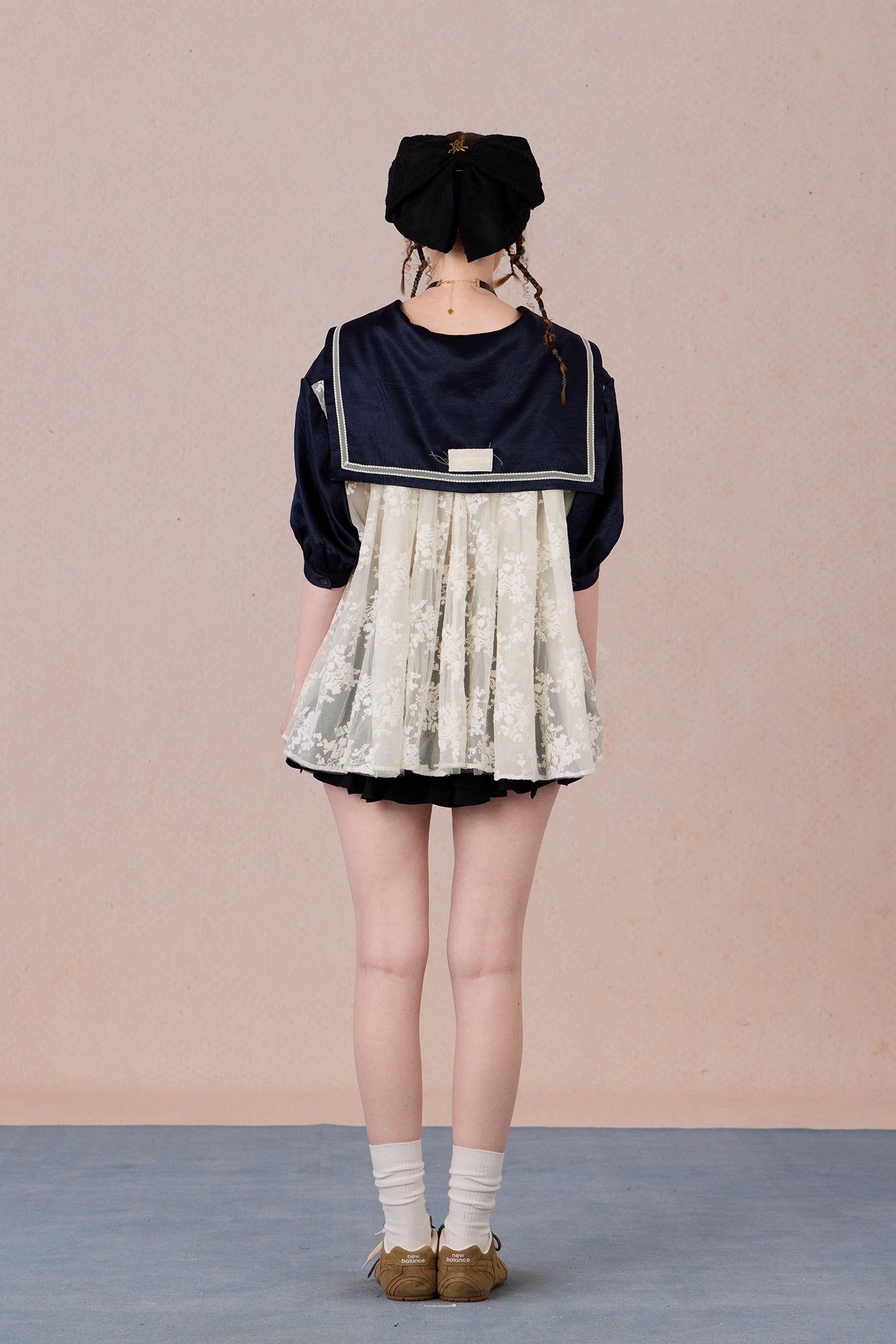  Ruffled back hem with layered silhouette and contrast collar