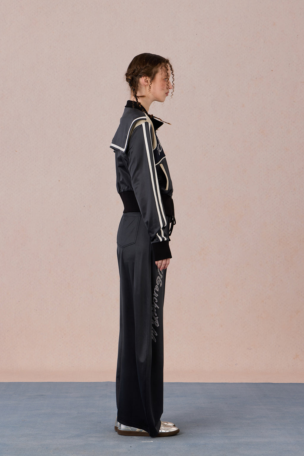  Functional yet elegant fitted blazer styled for urban commute look