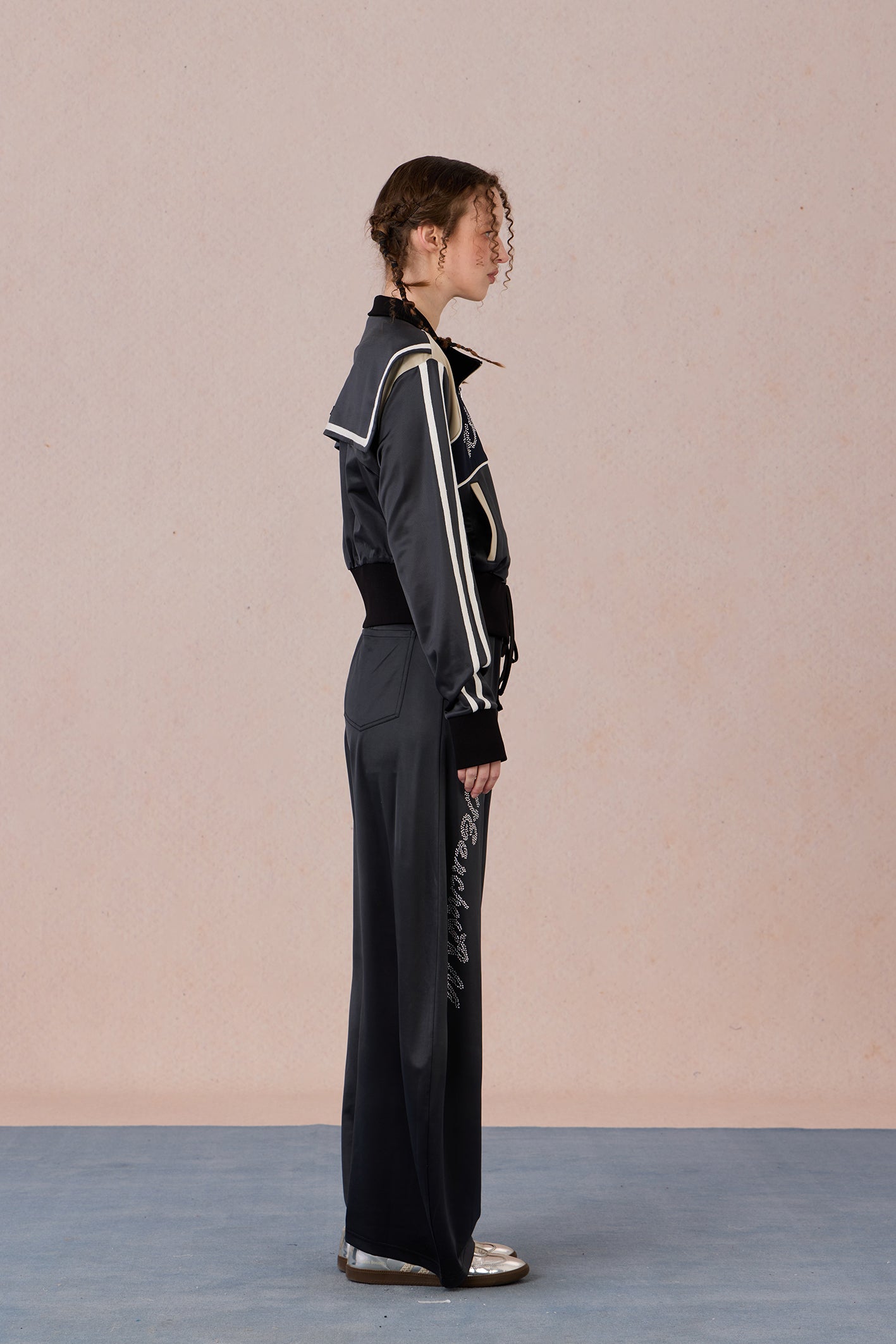 Functional yet elegant fitted blazer styled for urban commute look