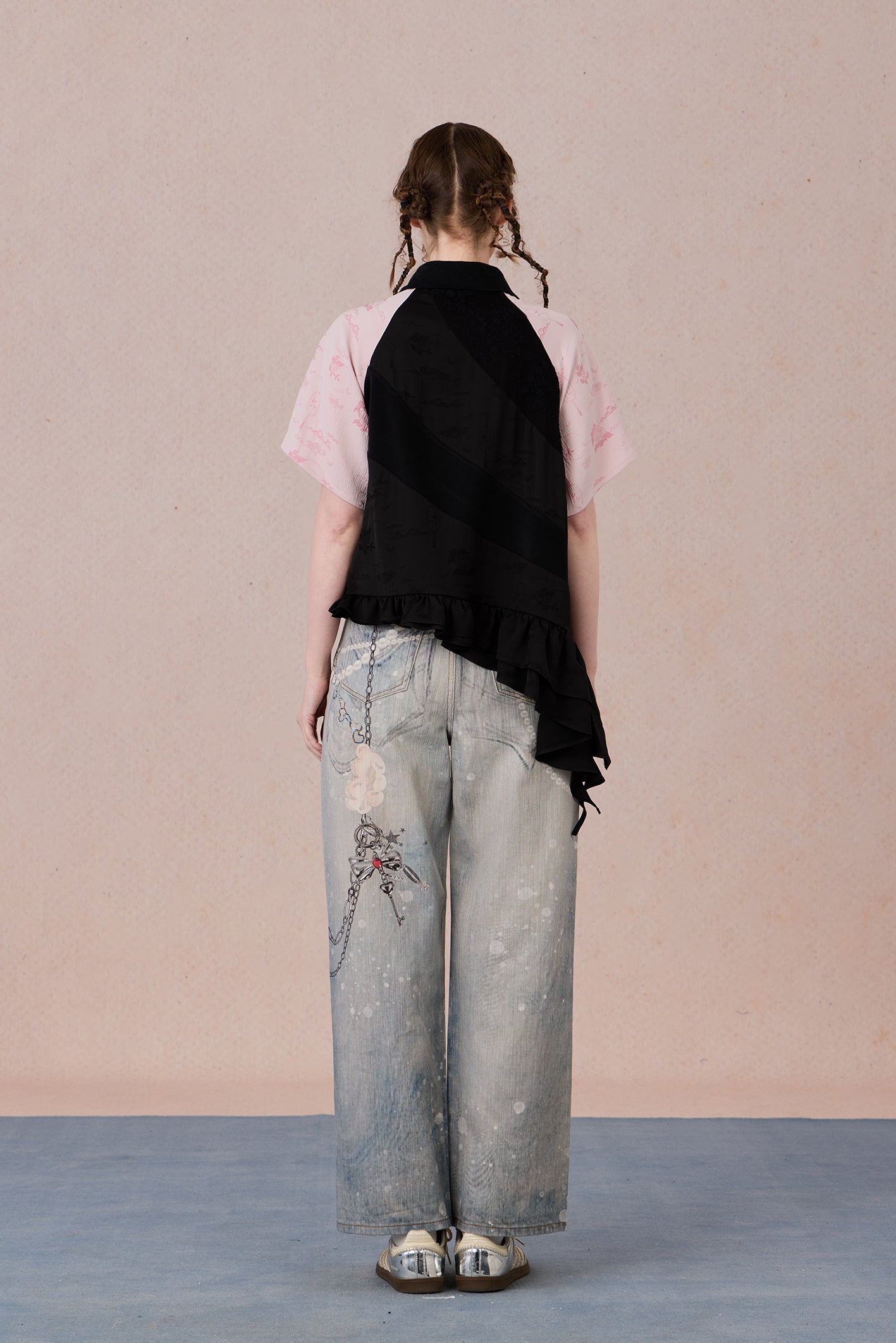  Loose-fit oriental top with ruffled hem and gyroscopic panels