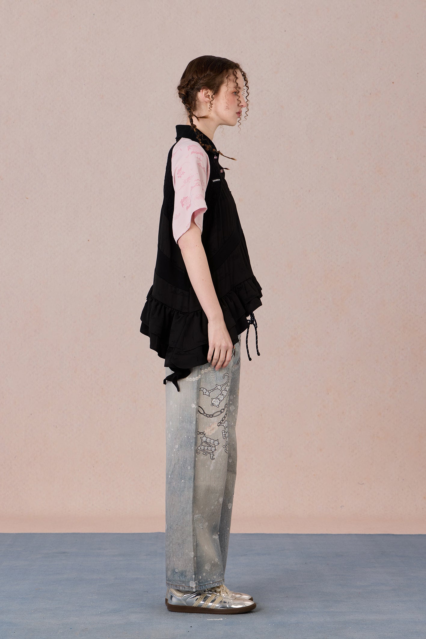  Loose-fit oriental top with ruffled hem and gyroscopic panels