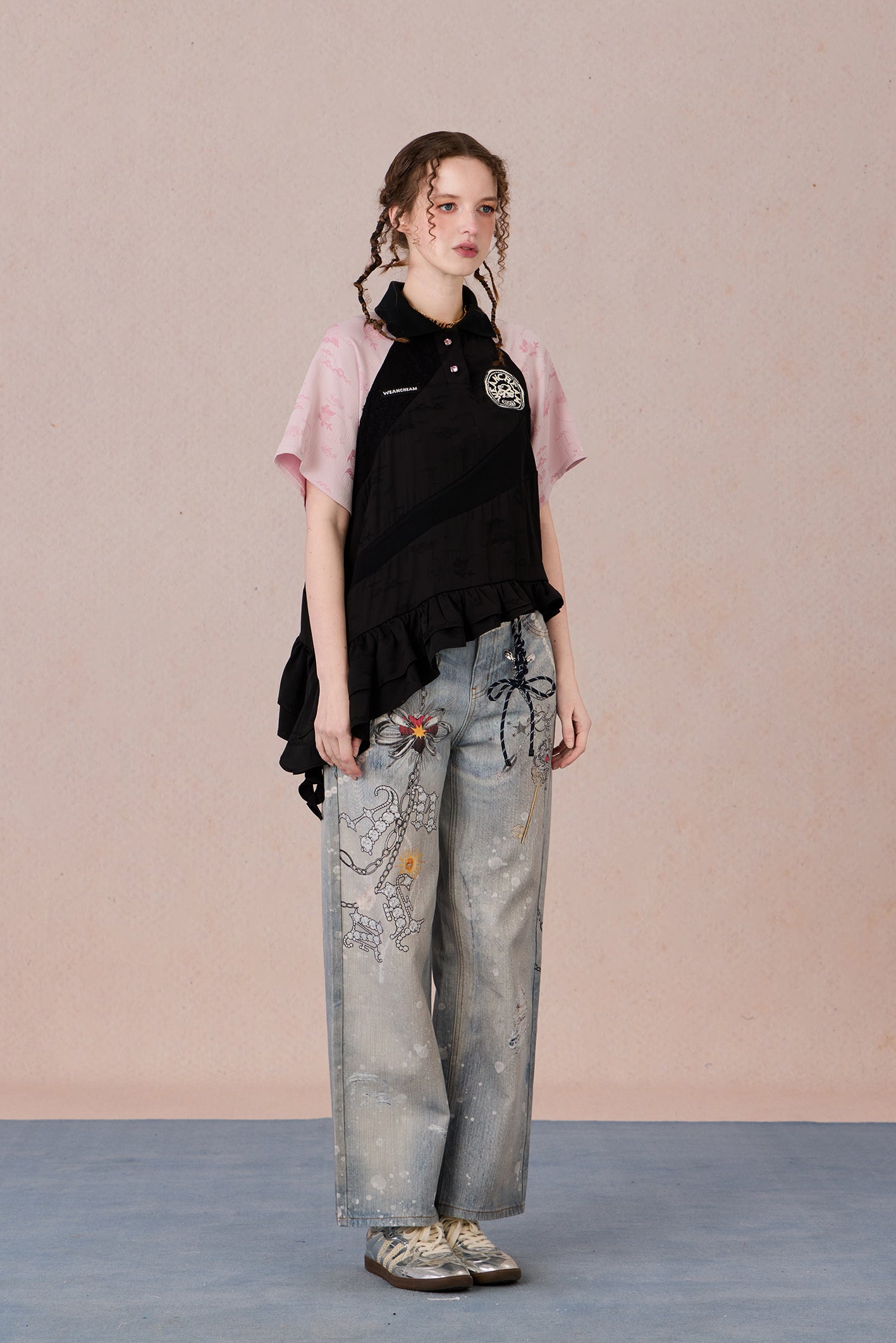 Loose-fit oriental top with ruffled hem and gyroscopic panels