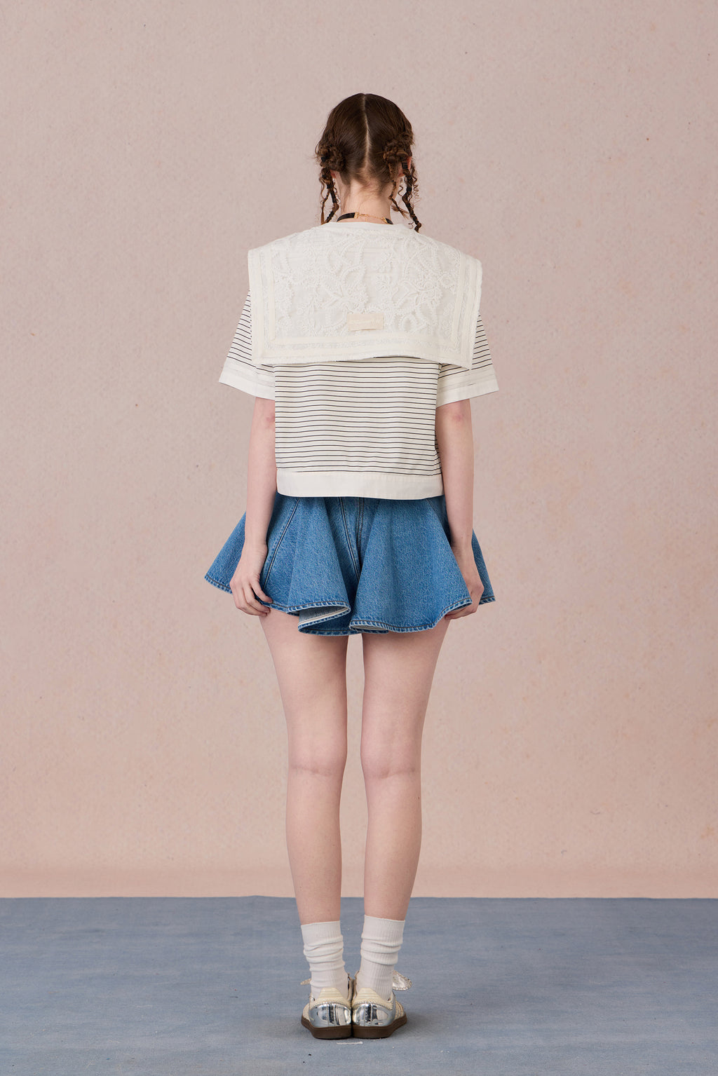 Oversized preppy T-shirt styled with retro campus outfit