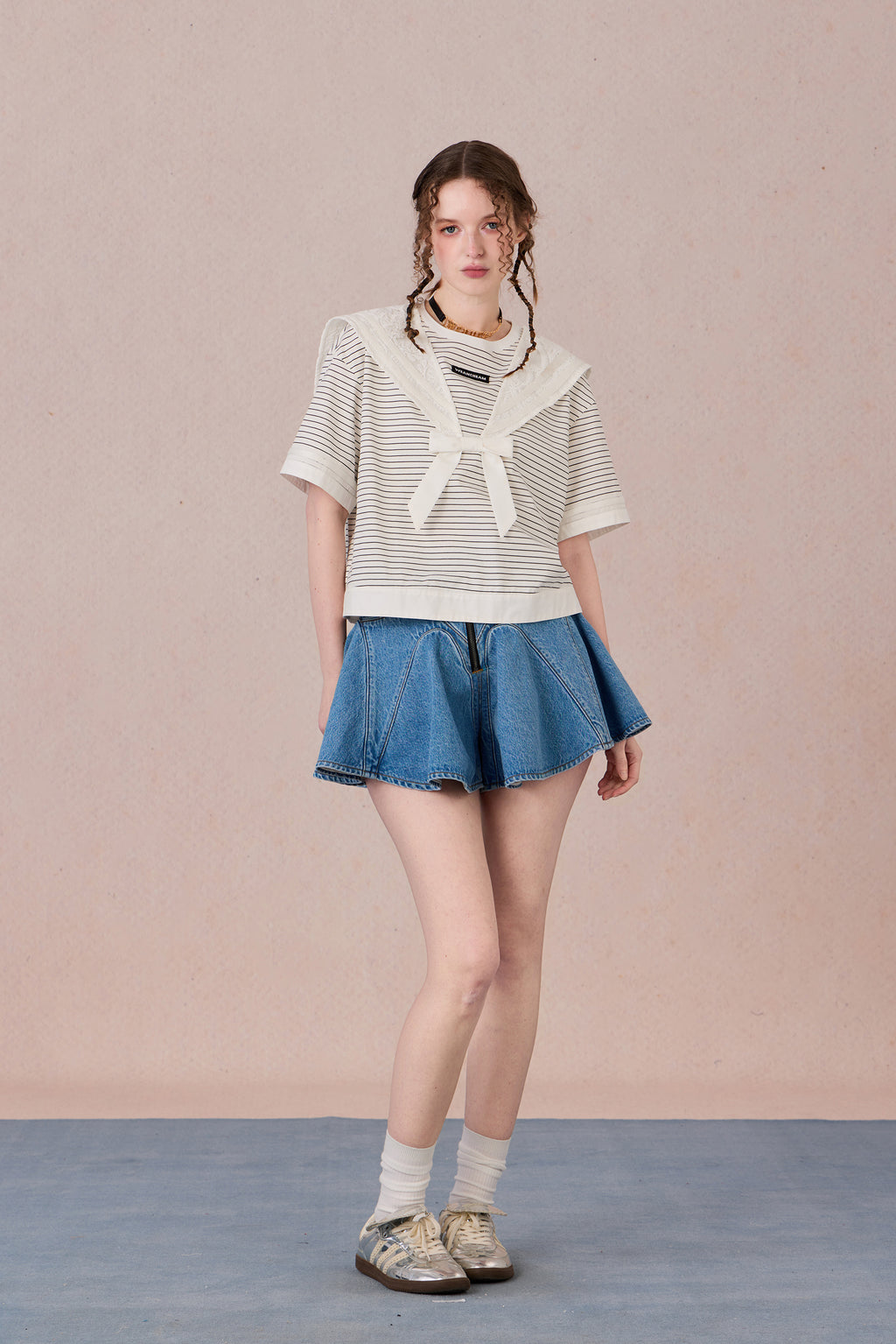 Oversized preppy T-shirt styled with retro campus outfit